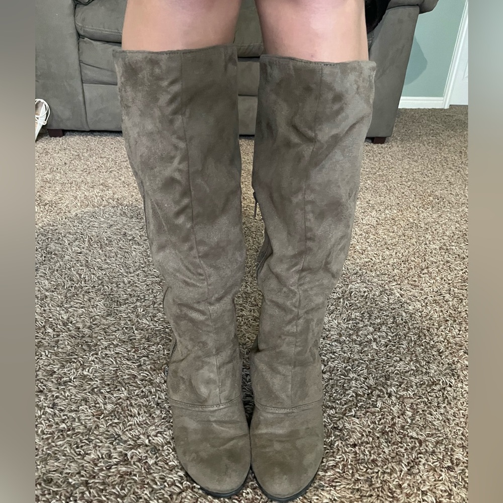 Fioni Brown Suede Boot. Size: 7
